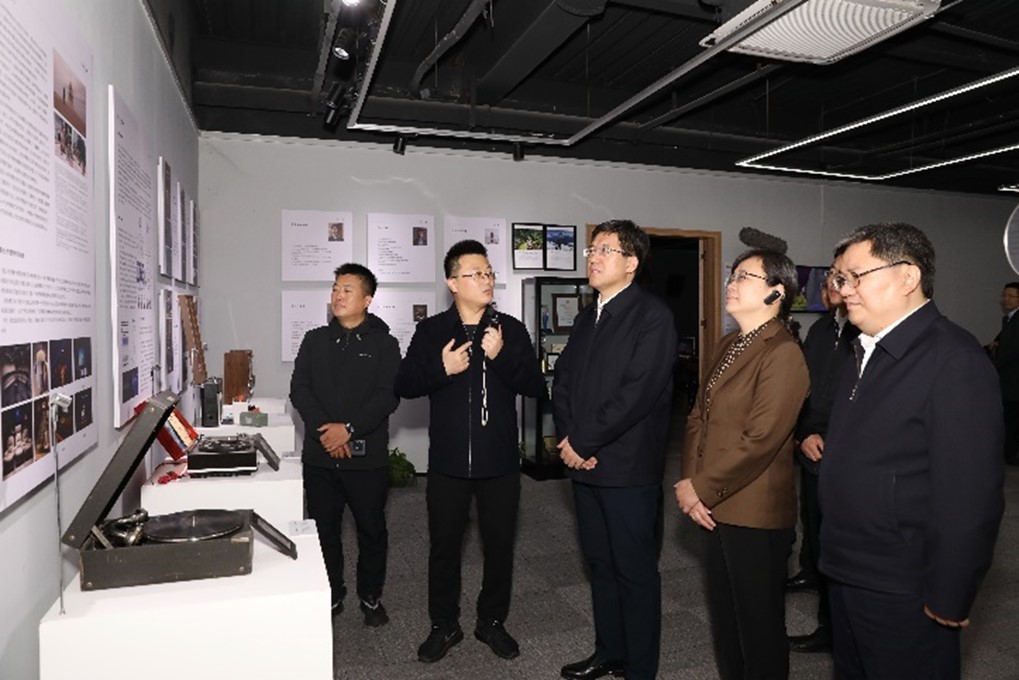 团中央第一书记阿东参观重庆大学声景研究中心